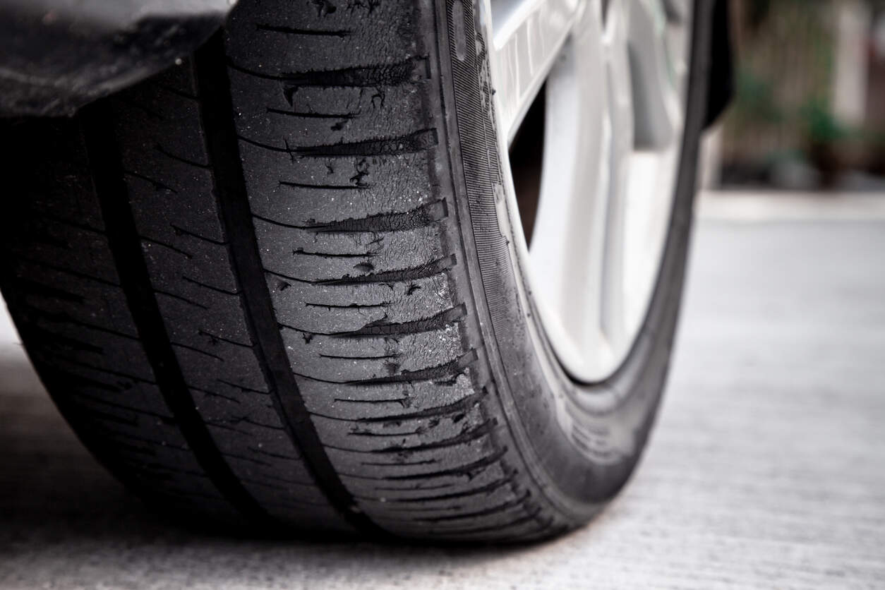 Tutti i pericoli di montare gomme (troppo) vecchie